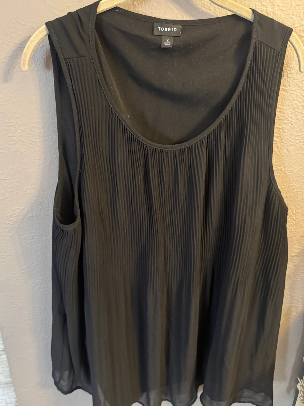 Torrid Black Pleated Chiffon Tank Top Size 2 Plus Size Flowy Blouse - Picture 2 of 3